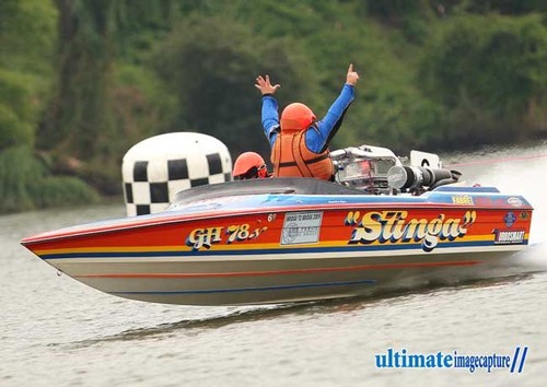 Observer Rory Brown throws his arms in the air as ’Stinga’ wins the ’09 Bridge to Bridge. Driver Greg Houston and skiers Daniel Campbell and Grant Patterson will be out ao add the Southern 80 to the trophy cabinet. - record field for southern 80 © Michael Kemp